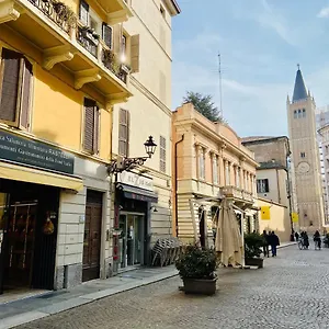 Strada Duomo , Parma Italia